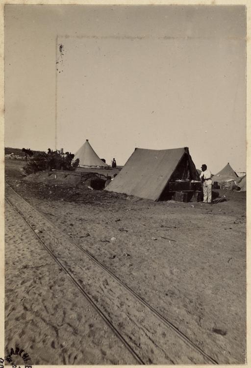 Colonne du capitaine Pujat chargé de la construction du Fort Lallemand : détail du campement, rails decauville pour l'acheminement des matériaux] (Image de propagande coloniale)