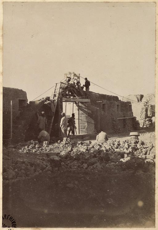 [Construction du Fort Lallemand par la colonne du capitaine Pujat : pose des pierres de taille du portail] (Image de propagande coloniale)