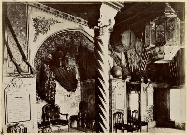 [Constantine. Salon du palais du bey de Constantine, siège de la division militaire : liste murale des commandants de la division à gauche] (Image de propagande coloniale)