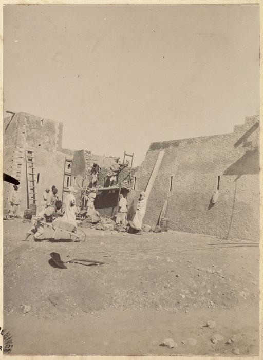 [Construction du Fort Lallemand par la colonne du capitaine Pujat : le bastion sud-ouest] (Image de propagande coloniale)