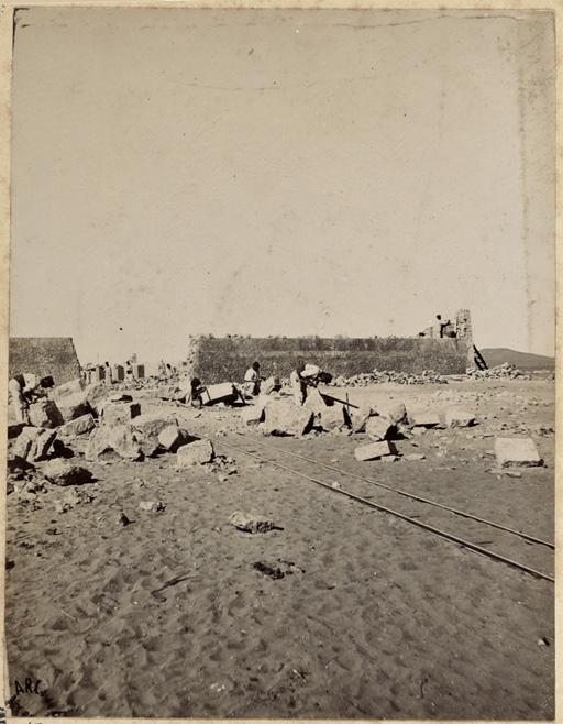 [Construction du Fort Lallemand par la colonne du capitaine Pujat : taille des pierres'] (Image de propagande coloniale)