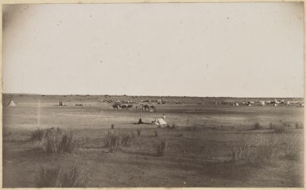 [Campement de la colonne du capitaine Pujat chargé de la construction du Fort Lallemand] (Image de propagande coloniale)