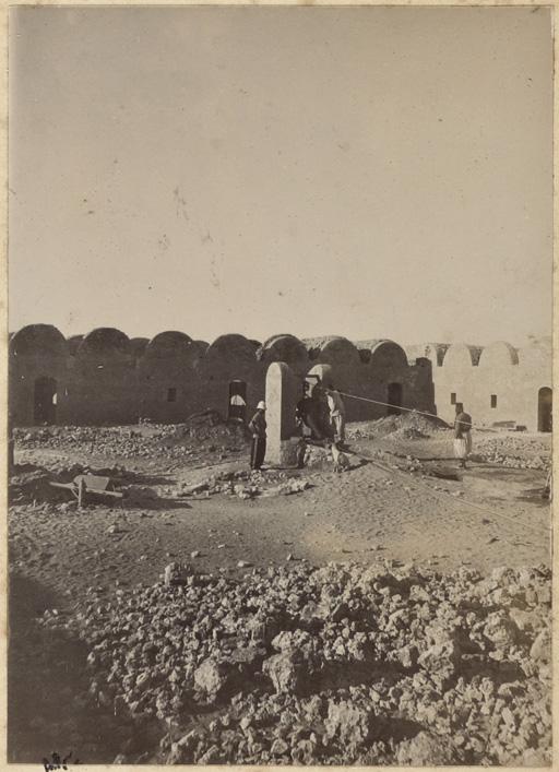 [Construction du Fort Lallemand par la colonne du capitaine Pujat : vue de la cour et du puits] (Image de propagande coloniale)