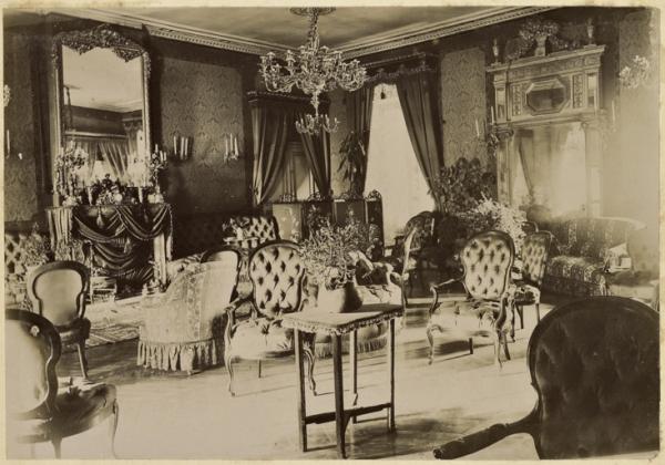 [Constantine. Salon du palais du bey de Constantine, siège de la division militaire] (Image de propagande coloniale)