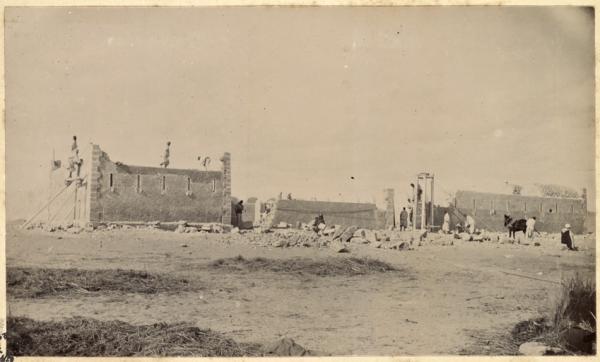 Colonne du capitaine Pujat chargé de la construction du Fort Lallemand : cour du fort et édification de la porte] (Image de propagande coloniale)