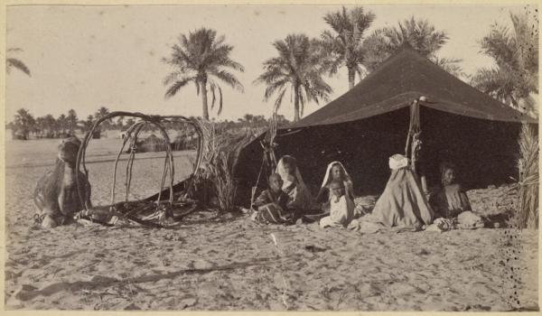 Un campement [femmes et enfants sous une tente] (Image de propagande coloniale)