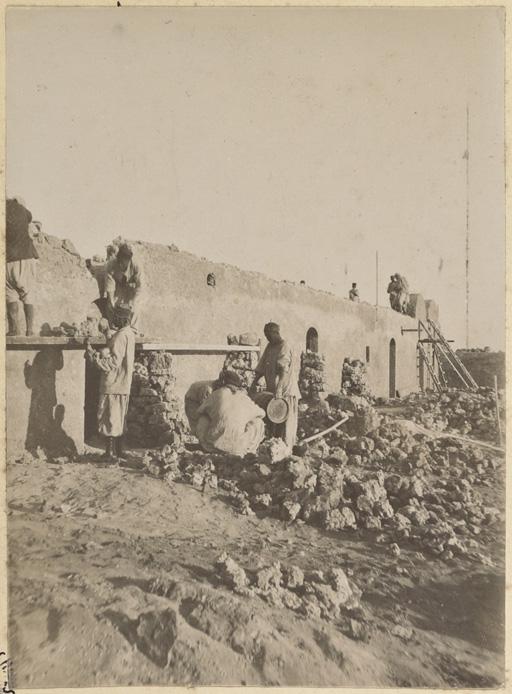 [Construction du Fort Lallemand par la colonne du capitaine Pujat] (Image de propagande coloniale)