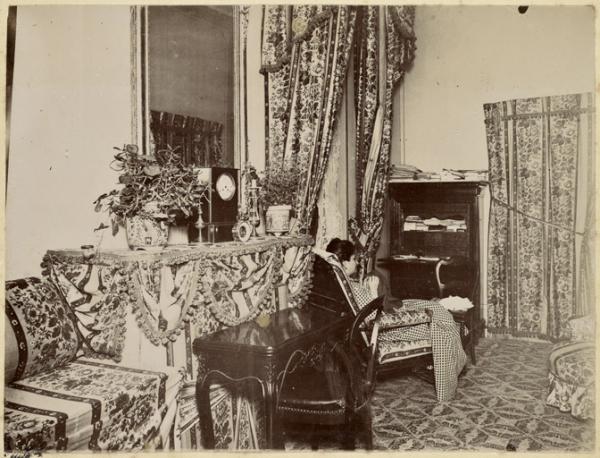 [Constantine. Palais du bey de Constantine, siège de la division militaire : appartements du chef de la division ' Femme lisant] (Image de propagande coloniale)