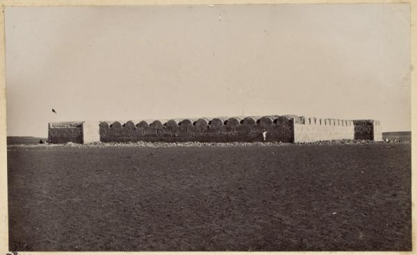 [Colonne du capitaine Pujat chargé de la construction du Fort Lallemand : vue du fort Lallemand ou de Beressof] (Image de propagande coloniale)