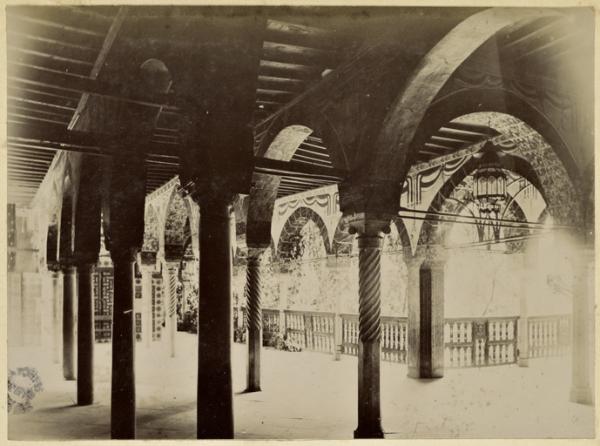 [Constantine. Galerie du palais du bey de Constantine, siège de la division militaire] (Image de propagande coloniale)