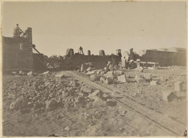 [Construction du Fort Lallemand par la colonne du capitaine Pujat] (Image de propagande coloniale)