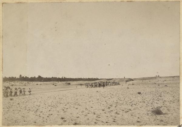 [Marche de la colonne de Hassi Bel Héirane du capitaine Pujat chargé de la construction du Fort Lallemand] (Image de propagande coloniale)