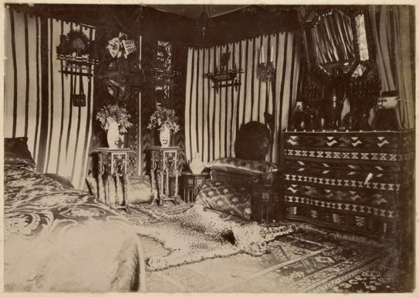 [Vue d'intérieur : appartement du commandant de la division de Constantine'] (Image de propagande coloniale)