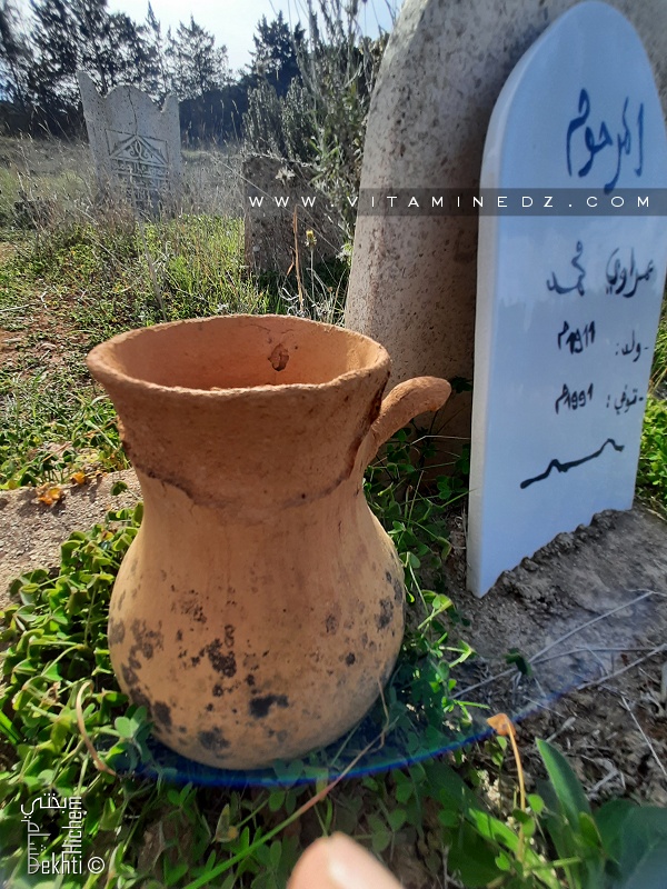 Epitaphe et petite jarre (kolla en arabe)