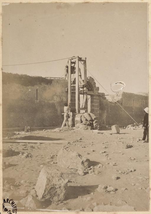 [Construction du Fort Lallemand par la colonne du capitaine Pujat : pose des pierres de taille du portail] (Image de propagande coloniale)