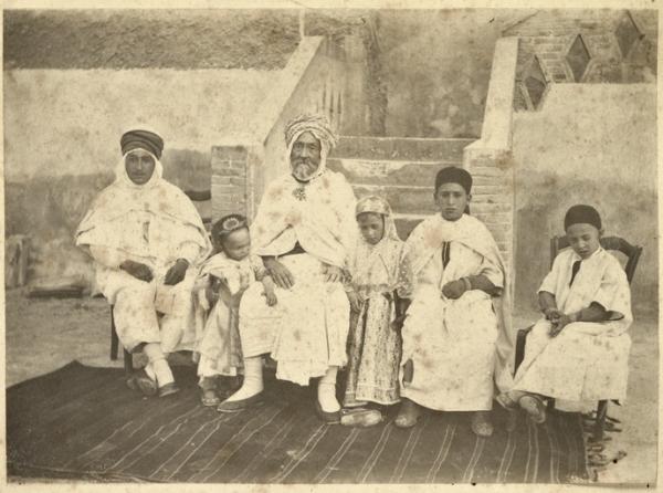 [Vieil homme arabe sans doute de Touggourt décoré avec sa famille] (Image de propagande coloniale)