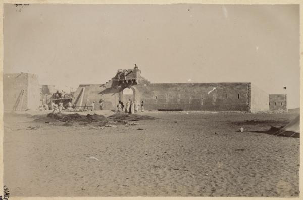 Colonne du capitaine Pujat chargé de la construction du Fort Lallemand : achèvement de la plate-forme au-dessus de la porte] (Image de propagande coloniale)