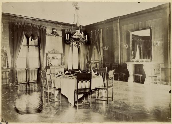 [Constantine. Salon du palais du bey de Constantine, siège de la division militaire] (Image de propagande coloniale)