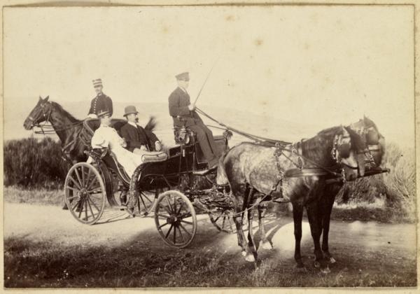 [Constantine. Personnages officiels en calèche : un civil, un militaire (le chef de la division') et un cavalier] (Image de propagande coloniale)