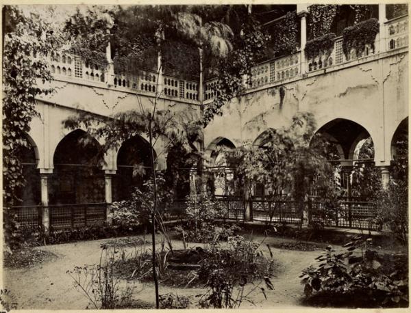 [Constantine. Jardin du palais du bey de Constantine, siège de la division militaire] (Image de propagande coloniale)