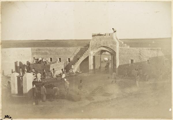 [Construction du Fort Lallemand par la colonne du capitaine Pujat : portail] (Image de propagande coloniale)