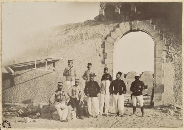 Colonne du capitaine Pujat chargé de la construction du Fort Lallemand : officiers et soldats posant devant l'entrée du Fort avec la date d'édification] (Image de propagande coloniale)