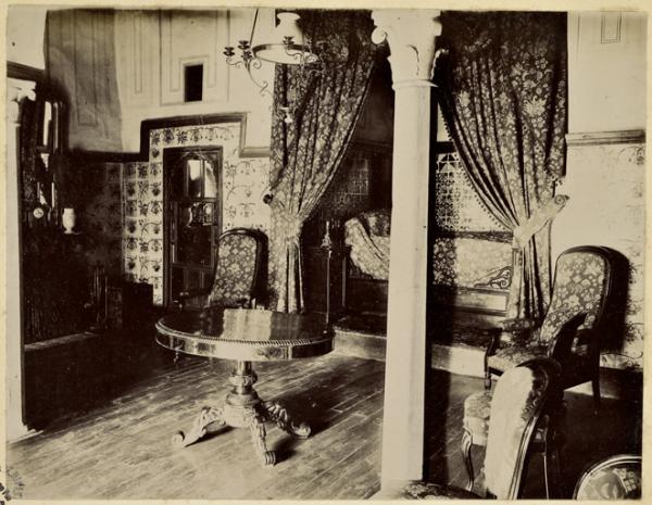 [Constantine. Salon du palais du bey de Constantine, siège de la division militaire] (Image de propagande coloniale)