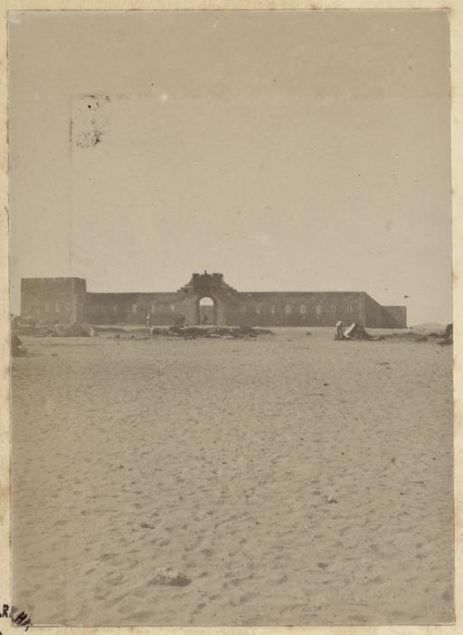 Colonne du capitaine Pujat chargé de la construction du Fort Lallemand : vue du fort] (Image de propagande coloniale)