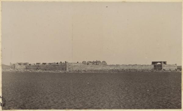Colonne du capitaine Pujat chargé de la construction du Fort Lallemand : vue du fort] (Image de propagande coloniale)