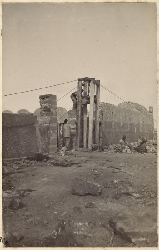 [Construction du Fort Lallemand par la colonne du capitaine Pujat : pose des pierres de taille du portail] (Image de propagande coloniale)