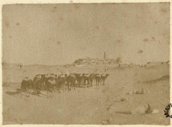 [Une caravane et une ville du Mzab] (Image de propagande coloniale)