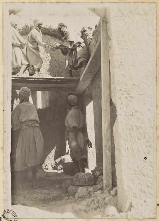 [Construction du Fort Lallemand par la colonne du capitaine Pujat : construction des arceaux'] (Image de propagande coloniale)