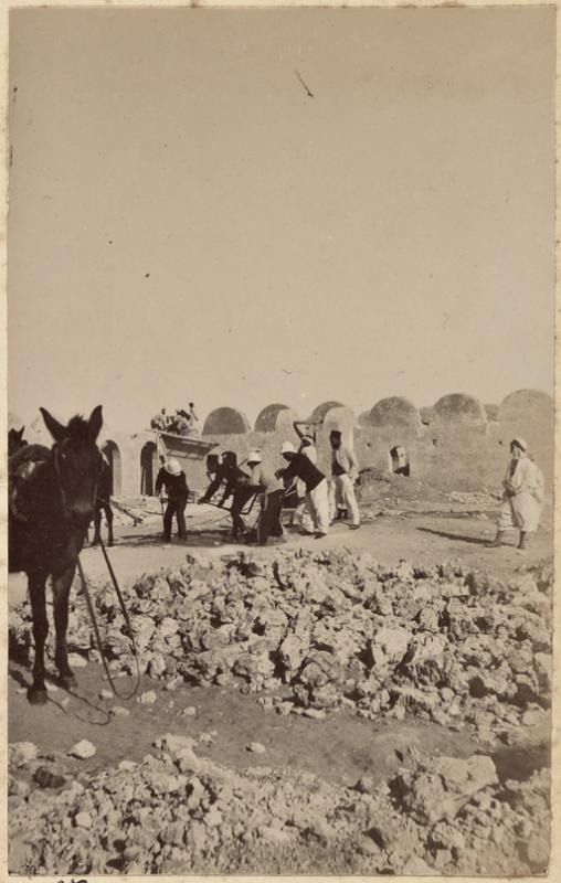 [Construction du Fort Lallemand par la colonne du capitaine Pujat à Hassi bel Héirane] (Image de propagande coloniale)