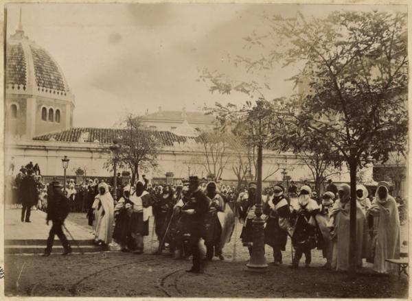 [Réception officielle d'un chef indigène peut-être un chef touareg ' à Bône'] (Image de propagande coloniale)