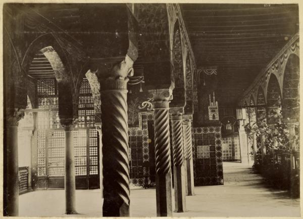 [Constantine. Palais du bey de Constantine, siège de la division militaire : une galerie] (Image de propagande coloniale)