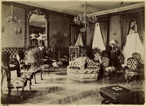 [Constantine. Salon du palais du bey de Constantine, siège de la division militaire] (Image de propagande coloniale)