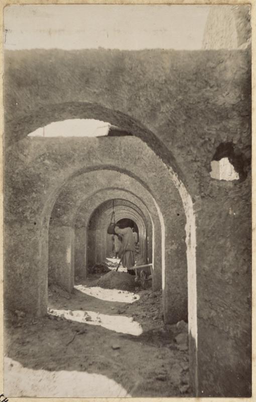 [Construction du Fort Lallemand par la colonne du capitaine Pujat : arceaux] (Image de propagande coloniale)