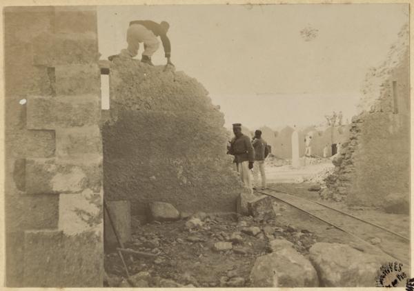 [Construction du Fort Lallemand à Hassi bel Héirane par la colonne du capitaine Pujat] (Image de propagande coloniale)