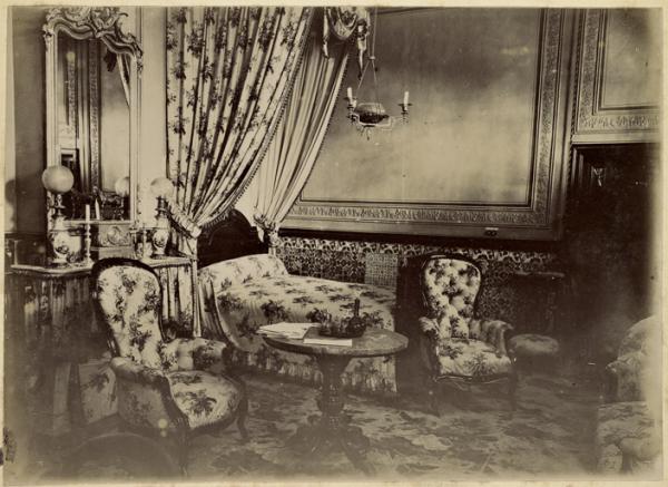 [Constantine. Salon du palais du bey de Constantine, siège de la division militaire] (Image de propagande coloniale)