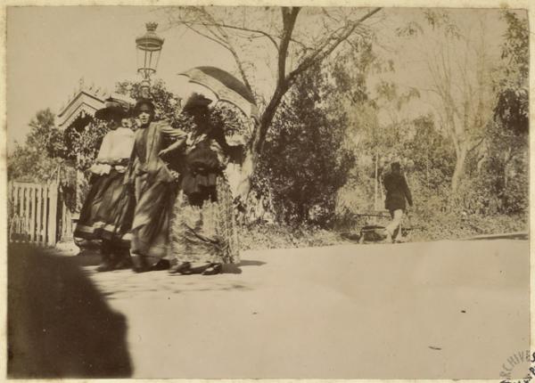 [Femmes dans un jardin public Bône '] (Image de propagande coloniale)