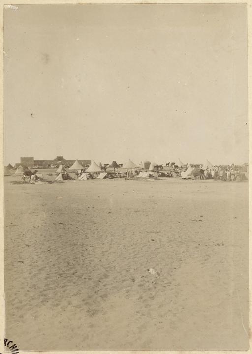 [Campement de la colonne du capitaine Pujat chargé de la construction du Fort Lallemand] (Image de propagande coloniale)