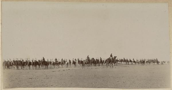 Revue pour remettre la croix de chevalier au Maréchal des logis Joly. Timimoun 1902 (Image de propagande coloniale)