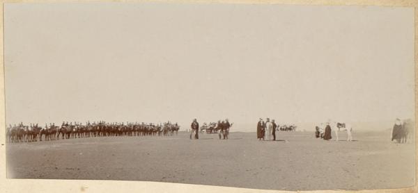 Revue pour remettre la croix de chevalier au Maréchal des logis Joly. Timimoun 1902 (Image de propagande coloniale)