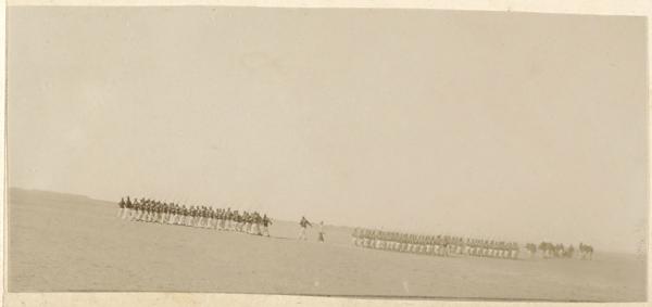 Revue pour remettre la croix de chevalier au Maréchal des logis Joly. Timimoun 1902 (Image de propagande coloniale)