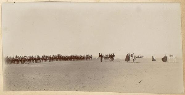 Revue pour remettre la croix de chevalier au Maréchal des logis Joly. Timimoun 1902 (Image de propagande coloniale)