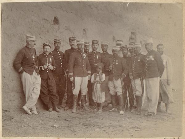 Capitaine Bezard. Lieutenant Cabon. Lieutenant Champion officier d'administration de l'hôpital. Lieutenant Rousseau. Capitaine Paÿn. Docteur Blan. Docteur de Champeaux. Maréchal des logis Joly (Image de propagande coloniale)