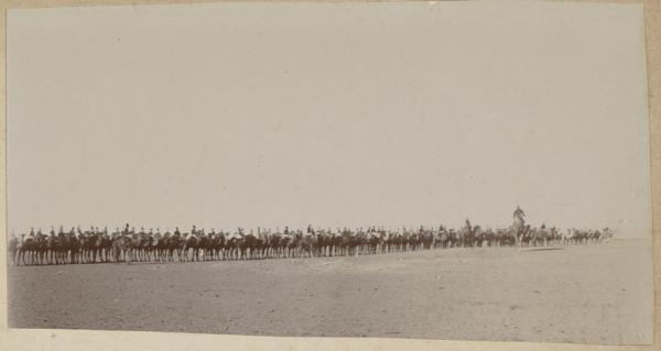 Revue pour remettre la croix de chevalier au Maréchal des logis Joly. Timimoun 1902 (Image de propagande coloniale)