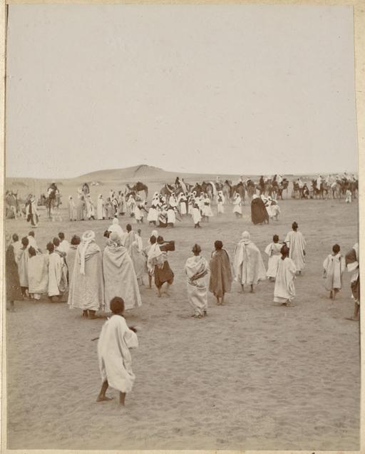 Fantasia à pied par le maghzen d'In Salah novembre 1901 (Image de propagande coloniale)