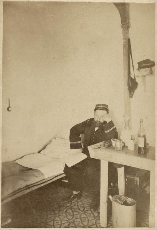 Lieutenant Malherbe des zouaves aux arrêts de rigueur (Image de propagande coloniale)