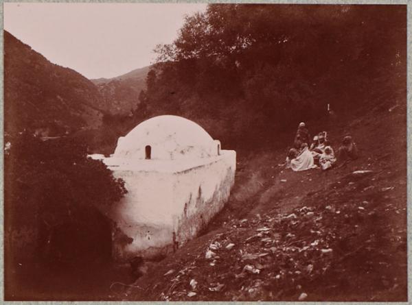 Hammam-Melouane. Le marabout qui recouvre la source principale. A droite, Algériens du sud (Image de propagande coloniale)